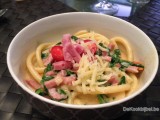 Macaroni met hesp, kaas, tomaat en spinazie
