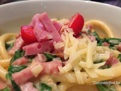 Macaroni met hesp, kaas, tomaat en spinazie