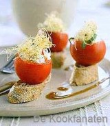 Tomaatjes opgevuld met 3 zuiderse kaasjes geroosterde kummelbrood en balsamico-vinaigrette