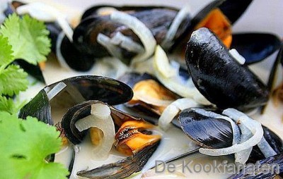 Soepje met mosselen in kokosmelk, gember en citroengras
