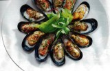 Salade met gegratineerde mosselen