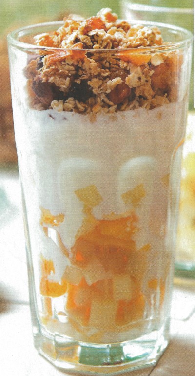 Muesli huisgemaakt met yoghurt en fruit Muesli huisgemaakt met yoghurt en fruit