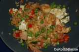 Nasi goreng, kip, scampi, ham, erwten, rode paprika, lente ui