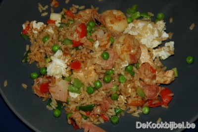 Nasi goreng, kip, scampi, ham, erwten, rode paprika, lente ui Nasi goreng, kip, scampi, ham, erwten, rode paprika, lente ui
