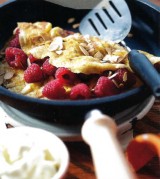 Omelet met framboos, amandelen en mascarpone