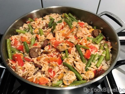 Paella van kip en chorizo