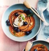 {lang nl}Pannenkoekenbowl, met bosbes, mascarpone en chocolade{/lang}{lang en}Pancake bowl with blueberry, mascarpone and chocolate{/lang}