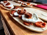 Panini met chorizo, mozzarella en tomatentapenade