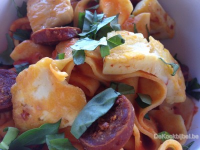 Pappardelle met calabrese saus ,haloumi en chili, krokante chorizo