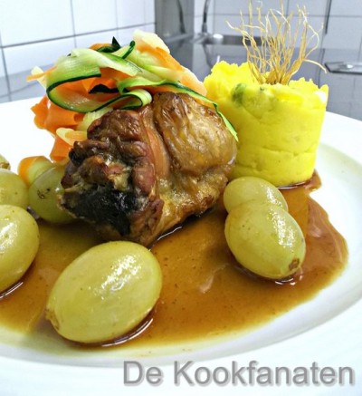 Parelhoenfilet met zoethout en druiven, aardappelpuree geparfumeerd met mierikswortel