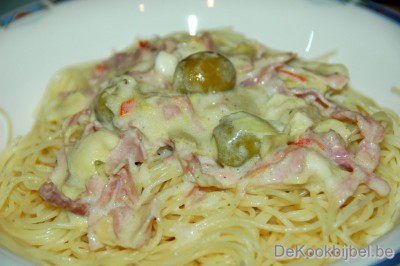 Pasta, artisjok-saus, ham Pasta, artisjok-saus, ham