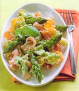 Frivole pasta met groene asperges en ricotta