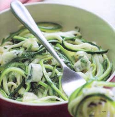 Pasta met cougettelinten, gorgonzola en bieslook