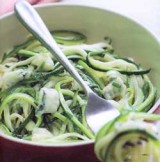Pasta met cougettelinten, gorgonzola en bieslook