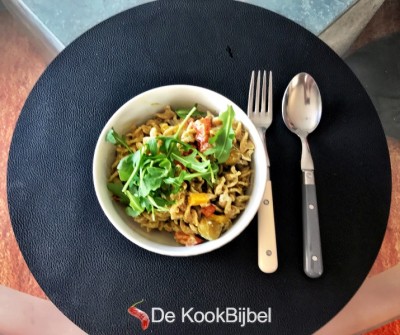 Pasta met paprika, pesto en geitenkaas