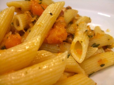 Salade van warme pasta met pompoen en feta