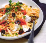 Pasta met vis, tomaat en olijven