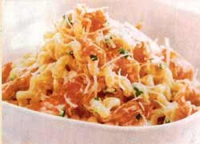 Pasta met romige saus van gerookte zalm en kaas