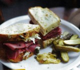 Sandwich met pastrami en koolsla