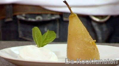 Gepocheerde peren met steranijs, platte kaas en Griekse yoghurt