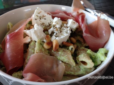 Penne met broccoli, geitenkaas en droge ham