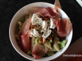 Penne met broccoli, geitenkaas en droge ham