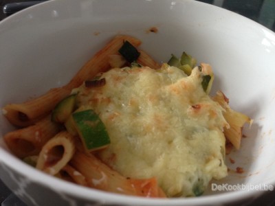 Penne met courgette, prei, feta en rundsvlees in de oven