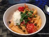 Romige pasta met ricotta, zure room, paprika en zongedroogde tomaten