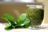 Pesto met amandelen, munt en peterselie