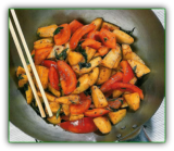 Pikante aardappelen met tomaat in de wok