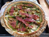 Pizza van bladerdeeg met groene asperges en gegrilde courgette