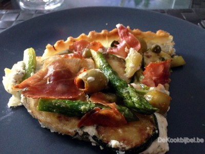 Pizza van bladerdeeg met groene asperges en gegrilde courgette