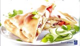Pizza calzone met artisjok, tomaat en Serranoham