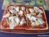 Pizza met chorizo, artisjok en olijven (BBQ)