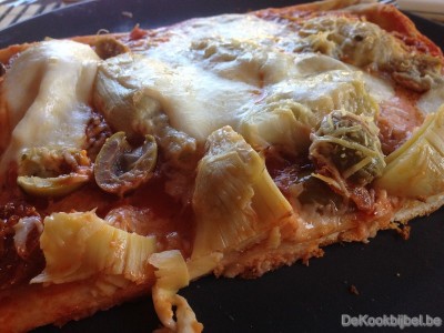 Pizza met chorizo, artisjok en olijven (BBQ)