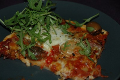 Pizza Prosciutto, Chorizo, Geitenkaas