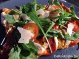 Pizza met chorizo en kerstomaten