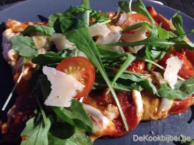 Pizza met chorizo en kerstomaten
