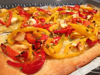 Pizza met paprika en feta