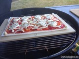 Pizza met chorizo, artisjok en olijven (BBQ)