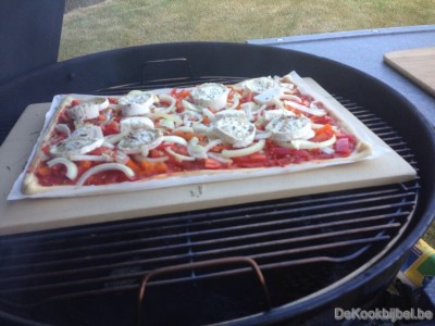 Pizza met chorizo, artisjok en olijven (BBQ)
