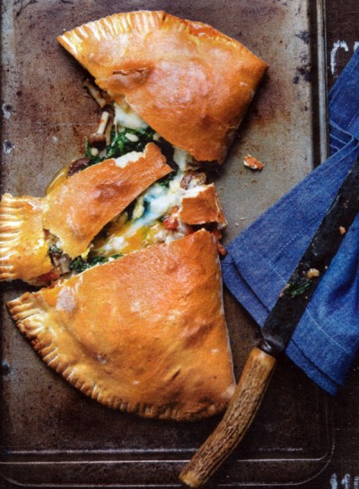 Pizza Calzone met paddenstoelen, spinazie en ei