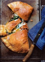 Pizza Calzone met paddenstoelen, spinazie en ei