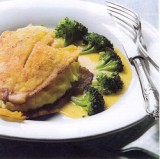 Goudgebakken gevulde pladijsfilet met romige botersaus en broccoli