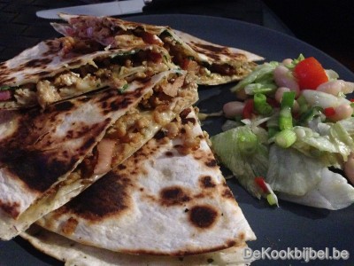 Quesadilla met kippengehakt, spek en ui