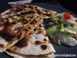 Quesadilla met kippengehakt, spek en ui