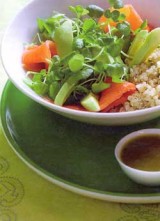 Slaatje van quinoa, waterkers, avocado en gerookte zalm