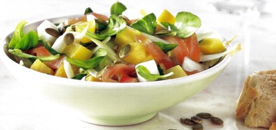 Lauwe raapjessalade met gerookte zalm en bier-honingsausje Lauwe raapjessalade met gerookte zalm en bier-honingsausje