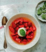 Koele rabarbersoep met aardbei en sorbet