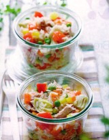 Zomerse rijstsalade met tonijn